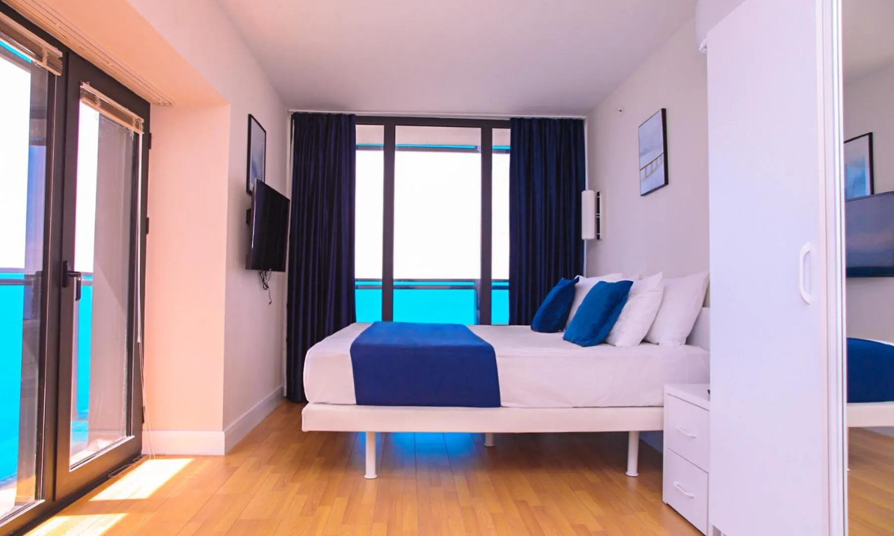 Ξενοδοχείο με διαμερίσματα Panorama City Center Suite Sea View Μπατούμι
